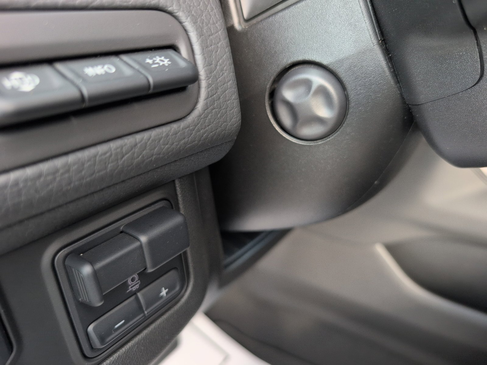 Used 2024 GMC Yukon Denali w/ Advanced Technology Package image 24