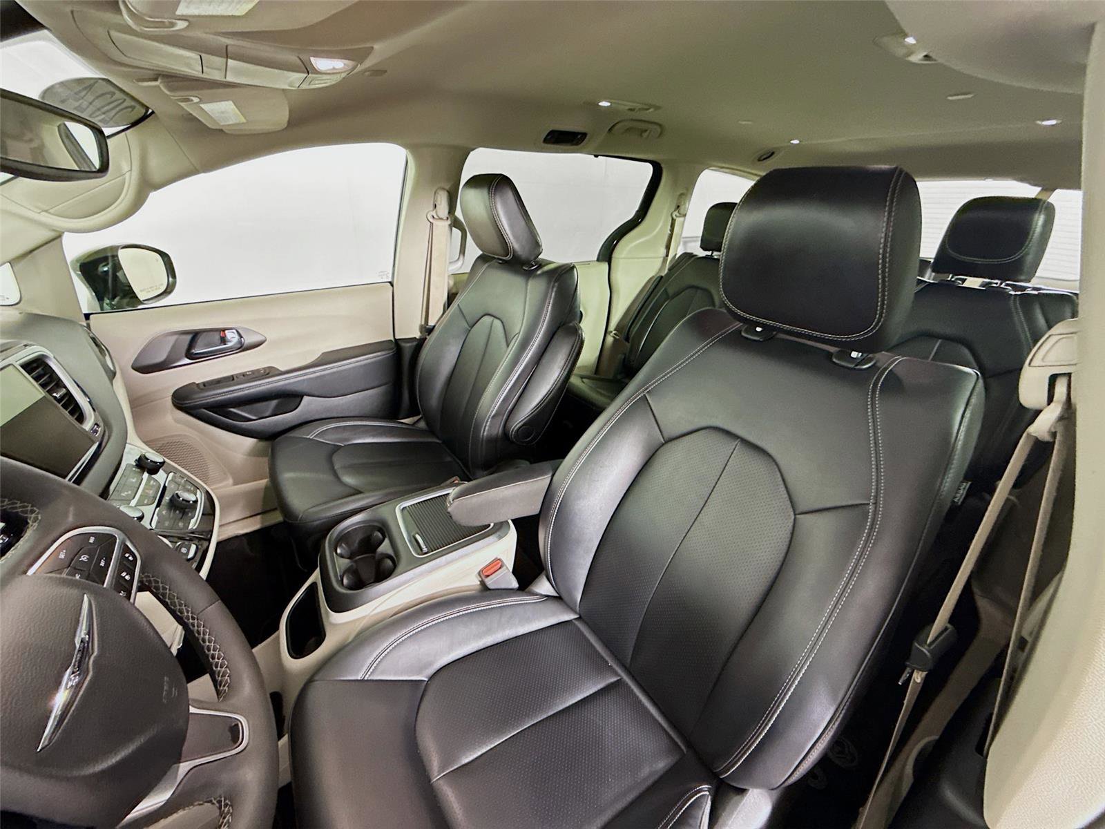 Used 2024 Chrysler Pacifica Touring-L image 11