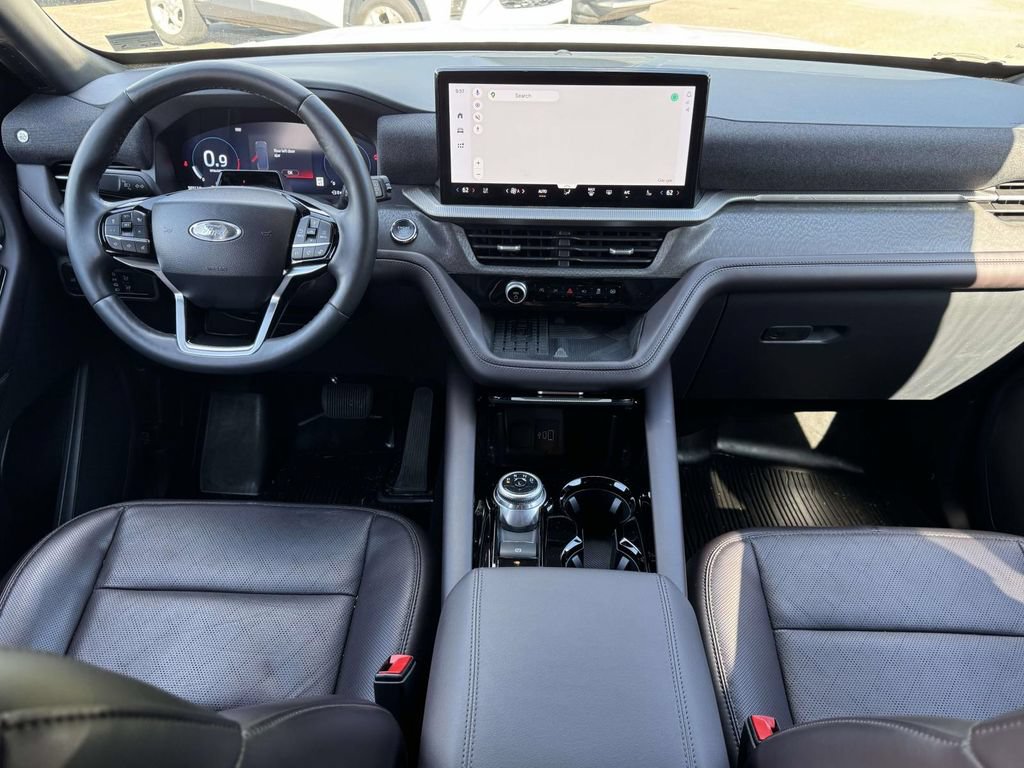 Used 2025 Ford Explorer Platinum AWD/4WD image 2