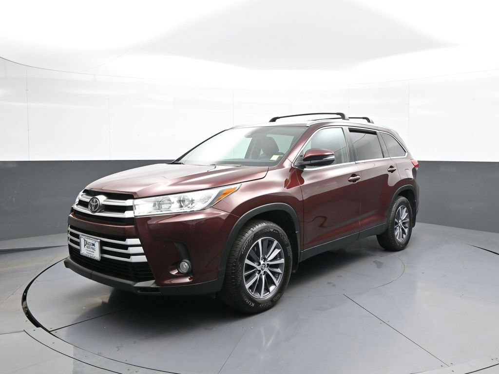 Certified 2019 Toyota Highlander XLE AWD/4WD image 1