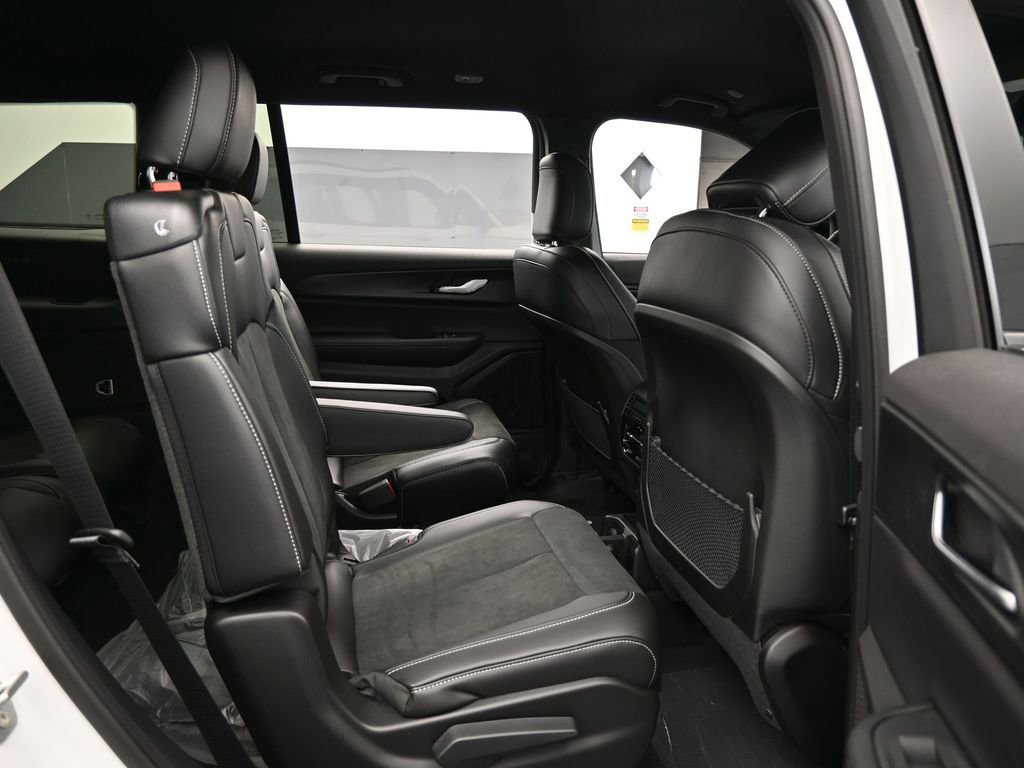 Used 2025 Jeep Grand Cherokee L Laredo image 33