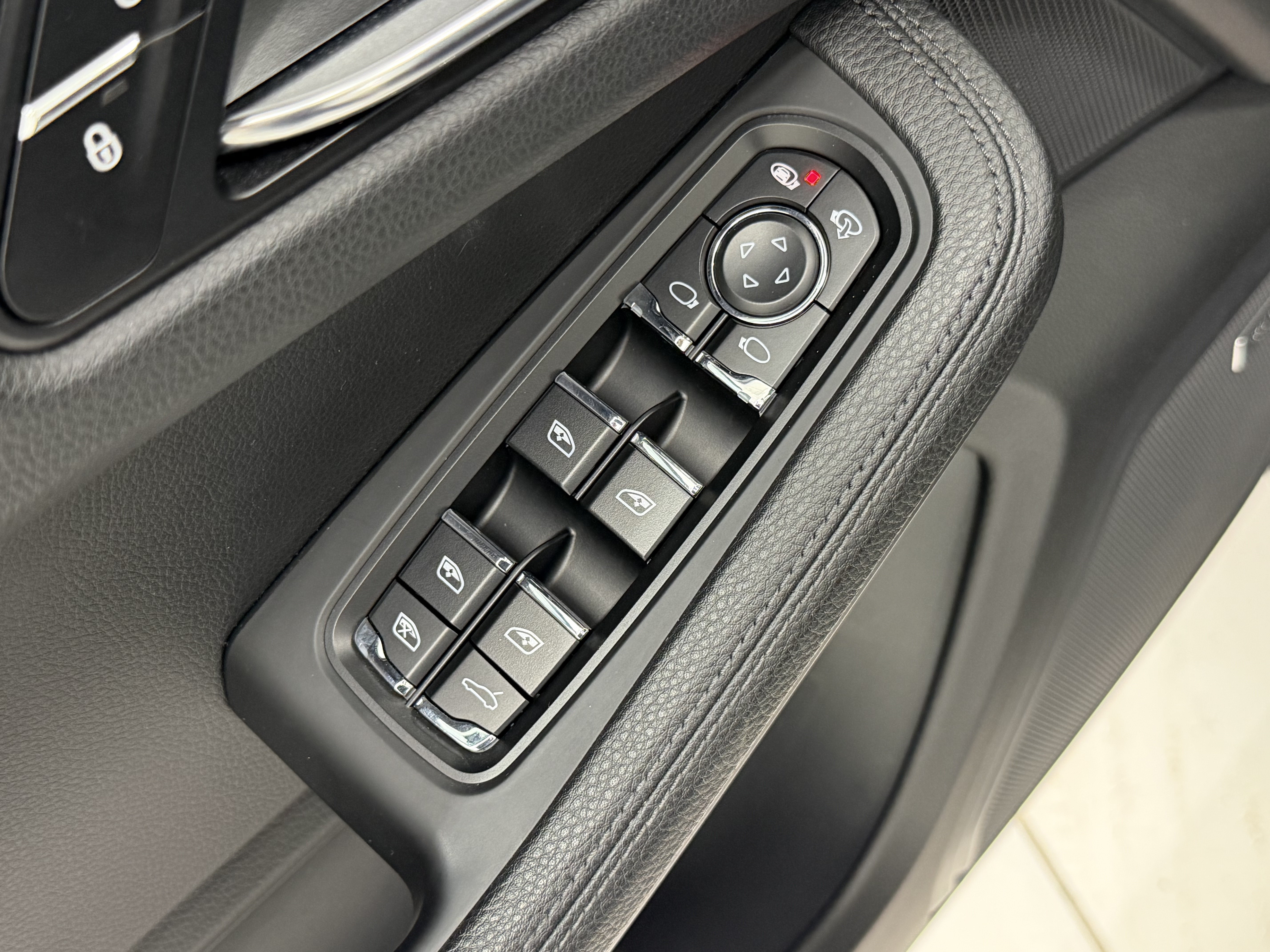 Certified 2018 Porsche Macan AWD/4WD image 28
