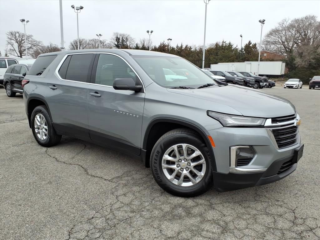 Used 2023 Chevrolet Traverse LS image 2