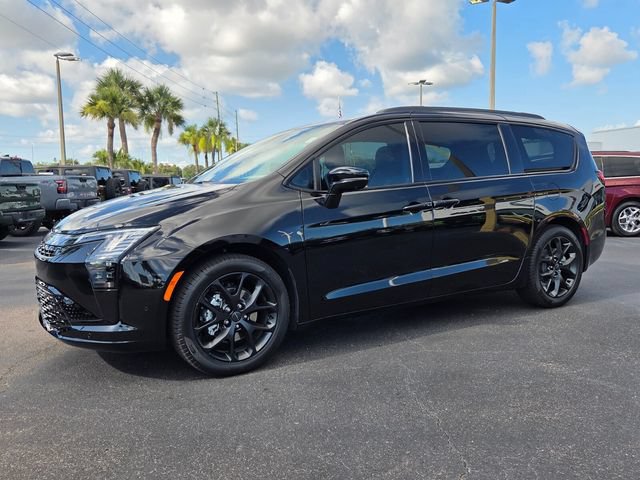 New 2027 Chrysler Pacifica Limited FWD image 4