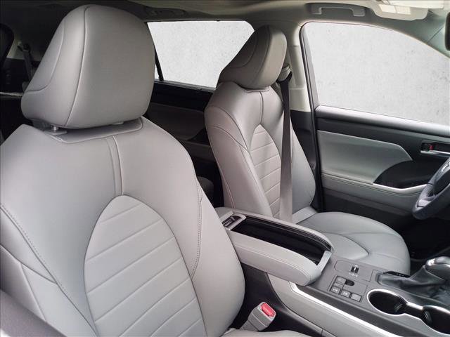 Used 2024 Toyota Highlander XLE FWD image 12