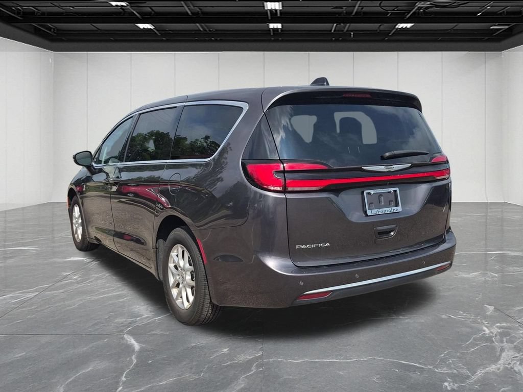 Used 2023 Chrysler Pacifica Touring-L FWD image 3