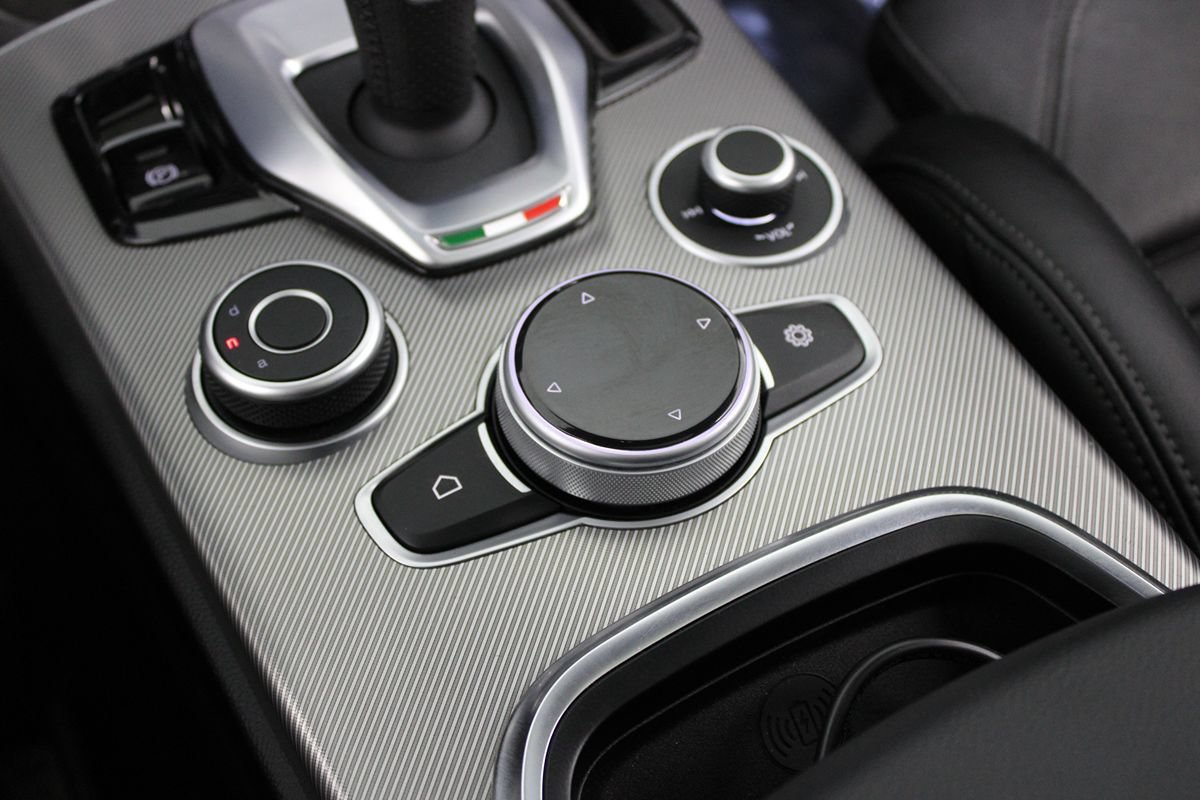 Used 2023 Alfa Romeo Stelvio Veloce AWD/4WD image 19