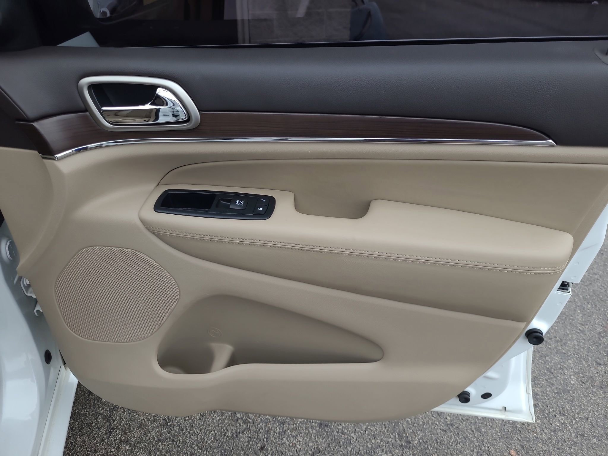 Used 2015 Jeep Grand Cherokee Overland w/ Advanced Technology Group image 34