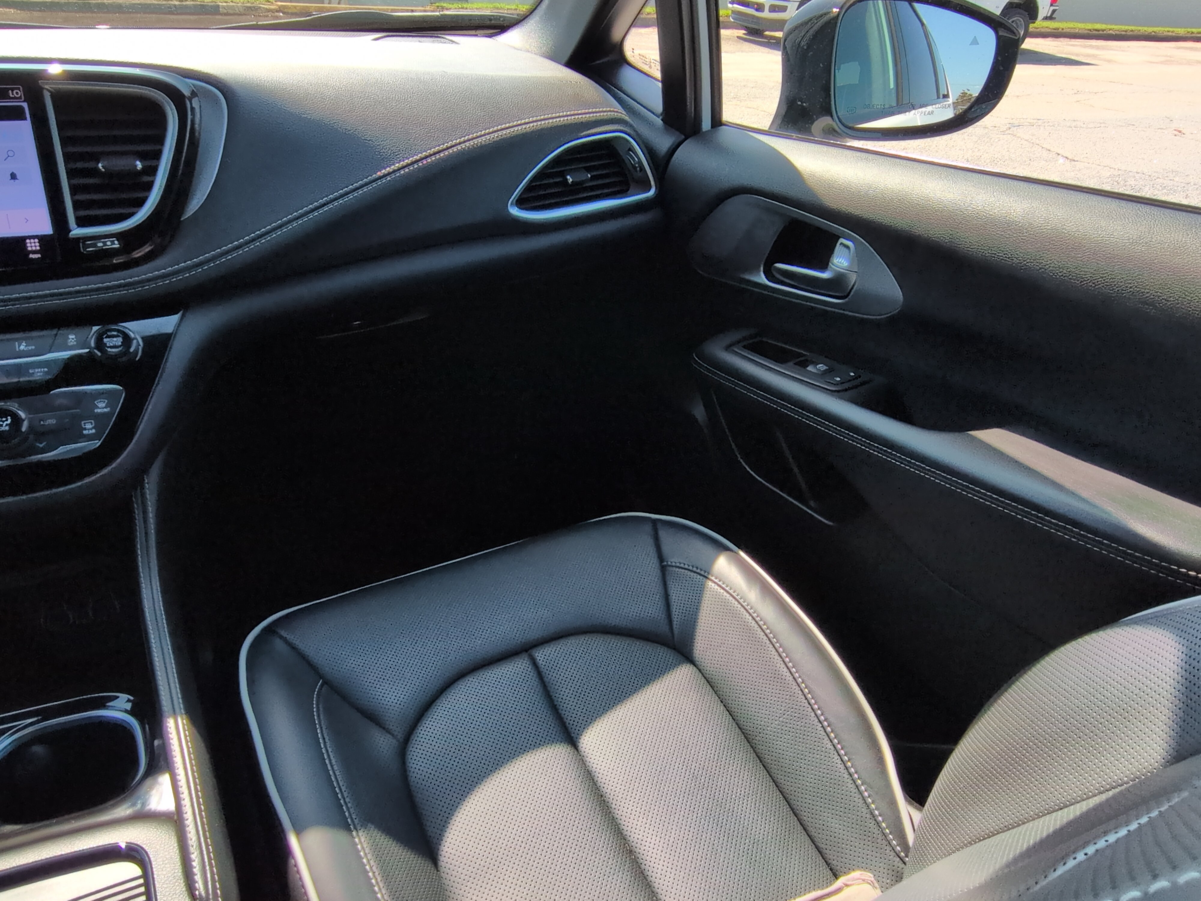 Used 2025 Chrysler Pacifica Limited FWD image 15