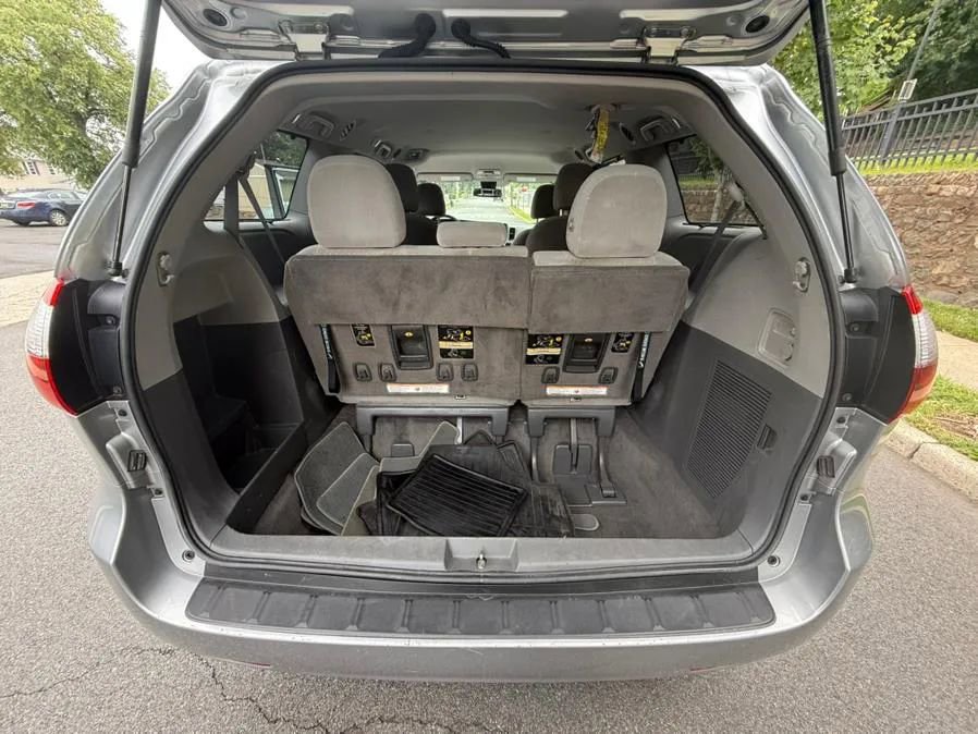Used 2018 Toyota Sienna LE image 21