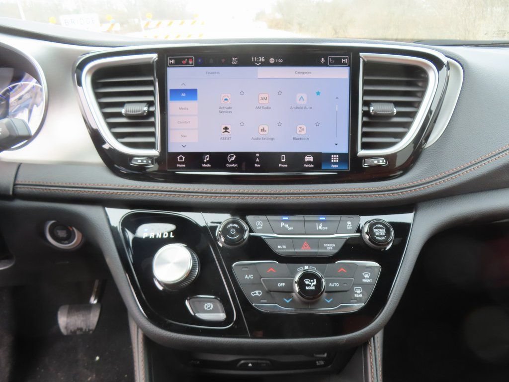 New 2026 Chrysler Pacifica Pinnacle w/ Trailer Tow Group AWD/4WD image 5