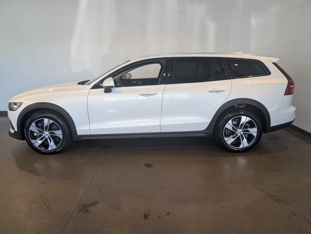 Used 2024 Volvo V60 B5 Cross Country Plus image 3