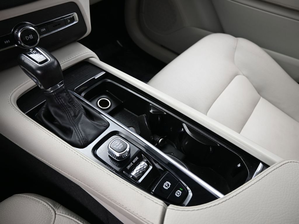 Used 2020 Volvo XC90 T5 Momentum w/ Protection Package image 24