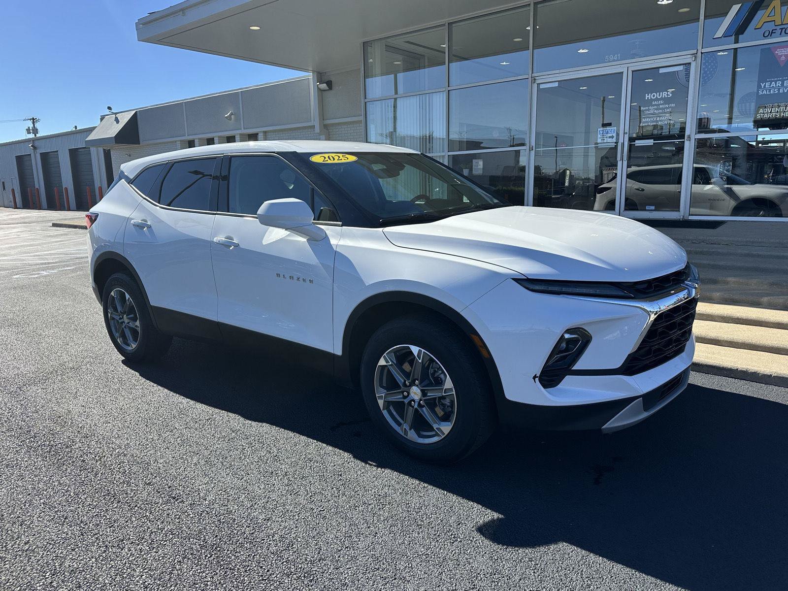 Used 2025 Chevrolet Blazer LT FWD image 2