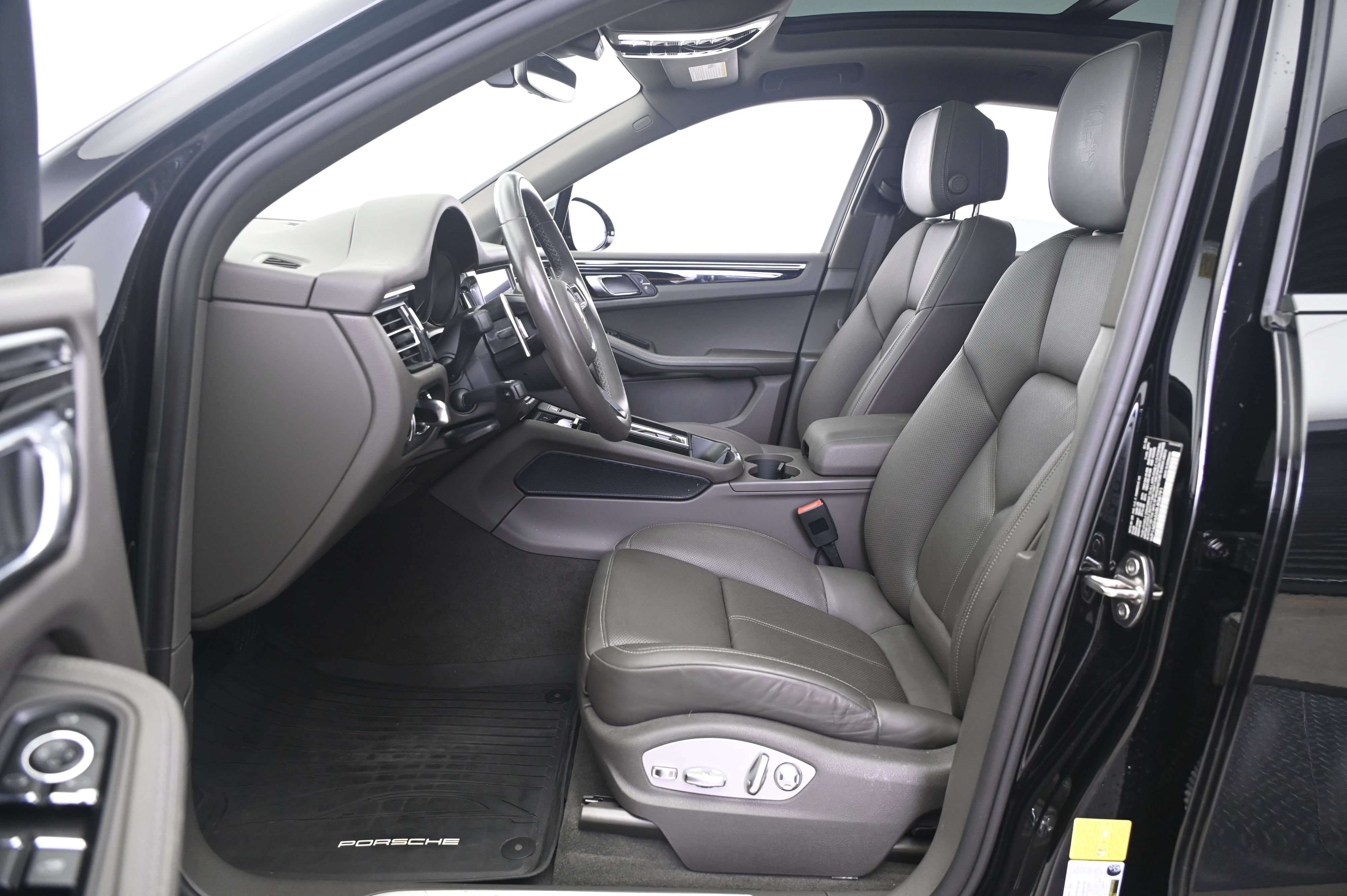 Certified 2024 Porsche Macan S AWD/4WD image 29
