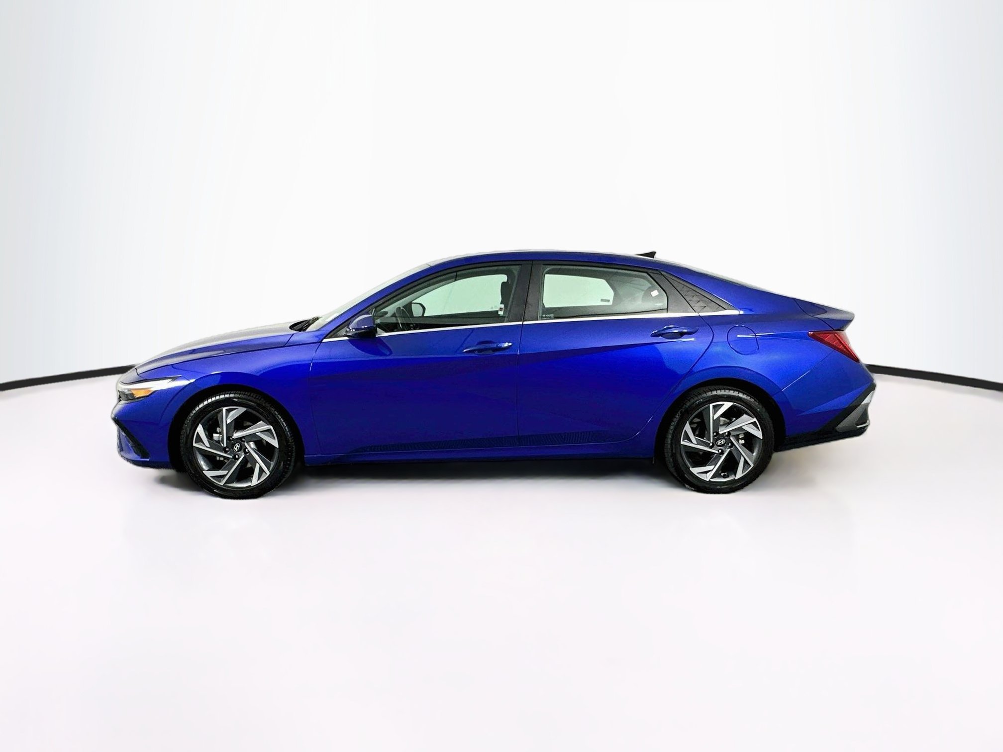 Used 2025 Hyundai Elantra SEL FWD image 4