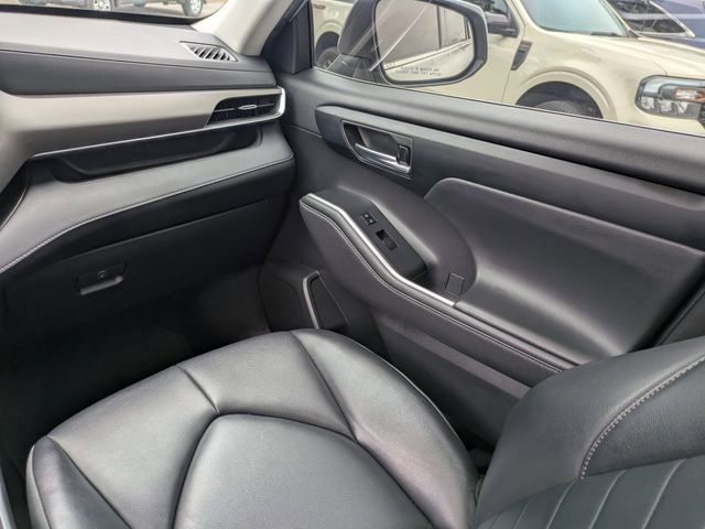 Used 2022 Toyota Highlander XLE image 23