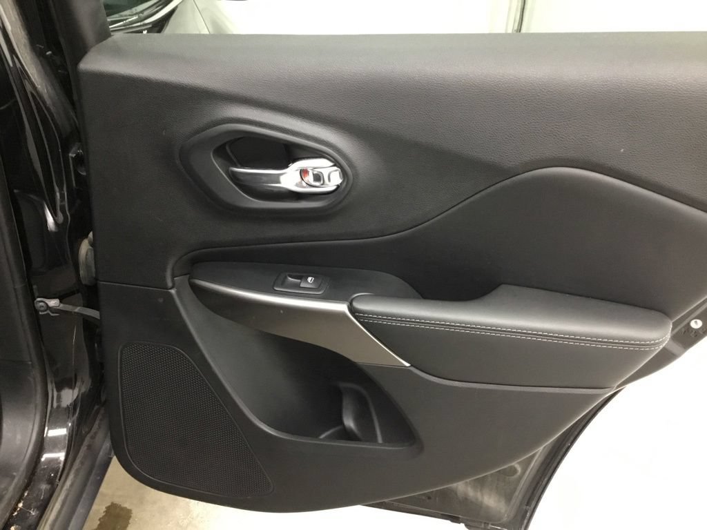 Used 2019 Jeep Cherokee Limited AWD/4WD image 37