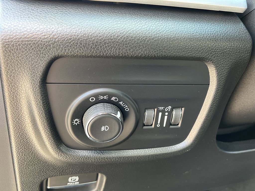 Used 2024 Jeep Grand Cherokee Limited w/ Luxury Tech Group II image 14