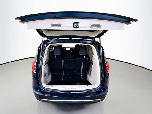 Used 2023 Chrysler Pacifica Touring-L image 25