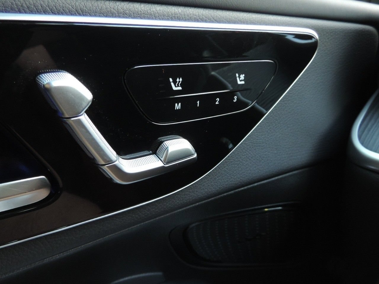 Used 2024 Mercedes-Benz GLC 300 image 25