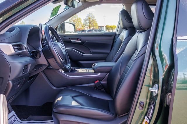 Used 2024 Toyota Highlander XLE AWD/4WD image 6