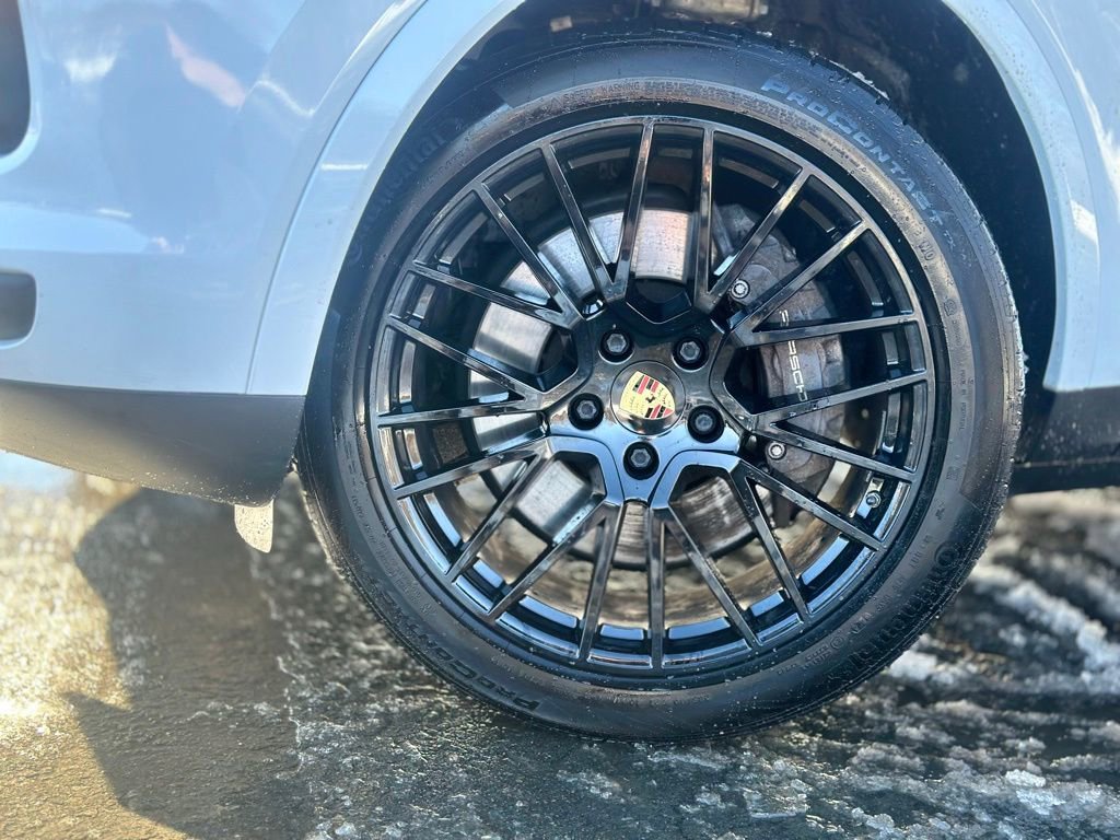 Used 2022 Porsche Cayenne Platinum Edition image 2