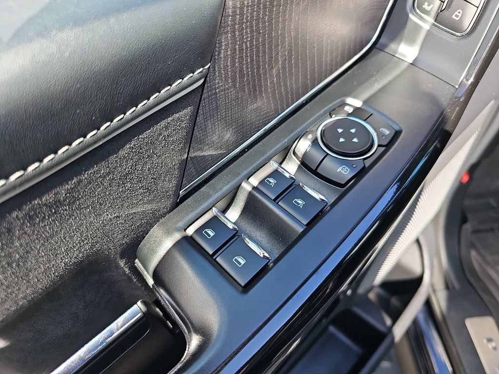 Used 2023 Ford F150 Lightning Platinum AWD/4WD image 19