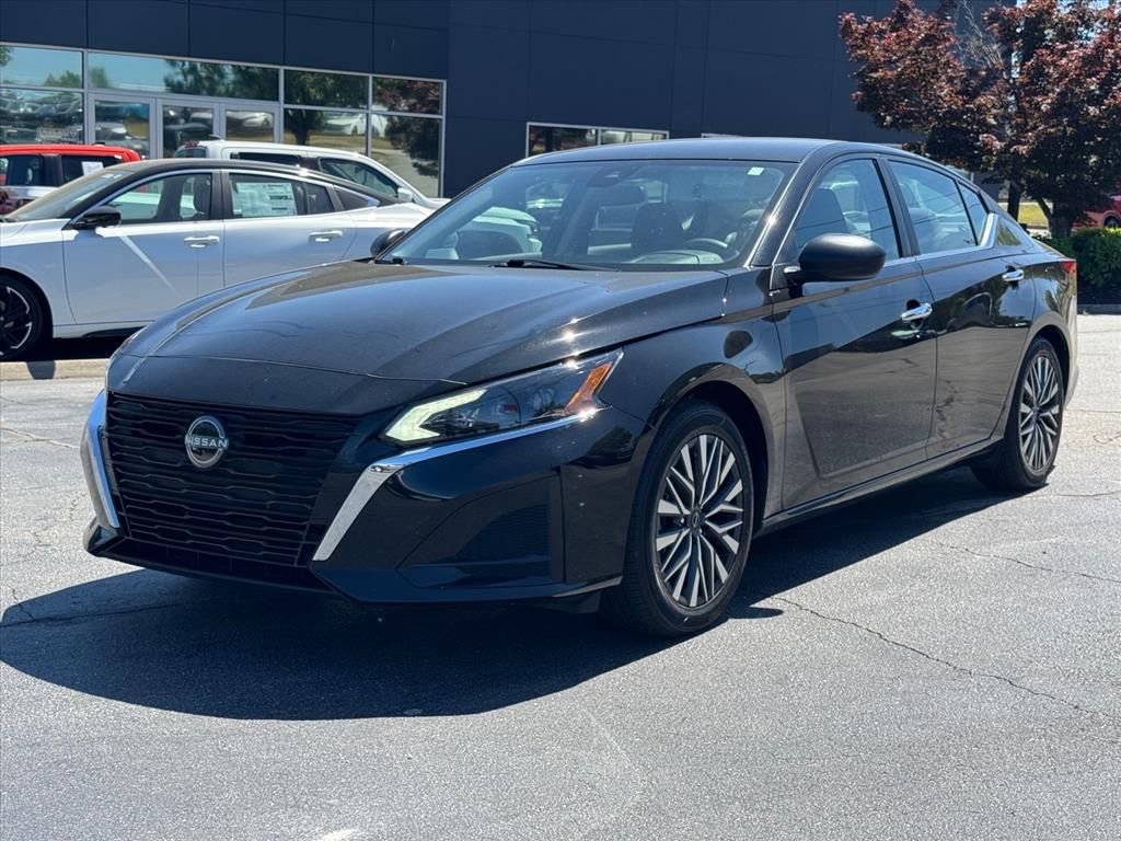 Used 2025 Nissan Altima 2.5 SV FWD image 7