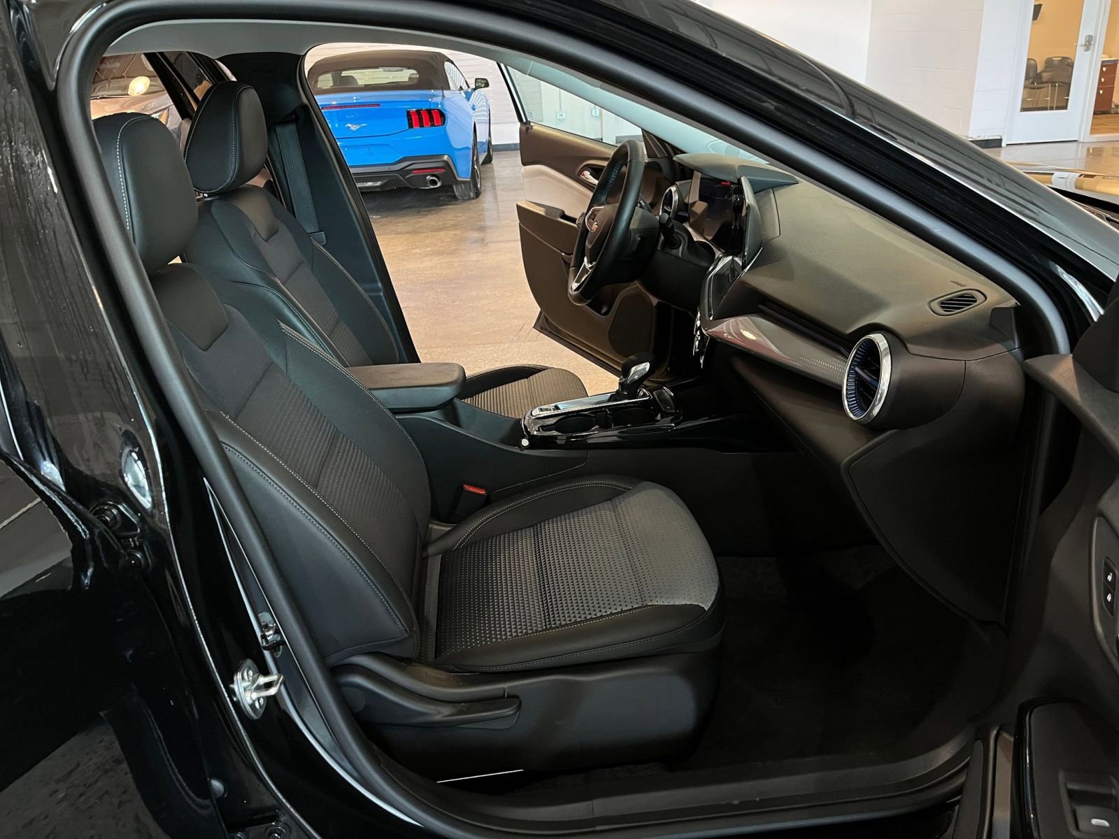 Used 2025 Chevrolet Trax LT w/ LT Convenience Package image 35