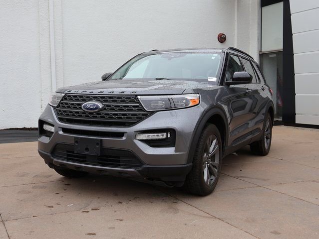 Used 2022 Ford Explorer XLT w/ Equipment Group 202A image 4