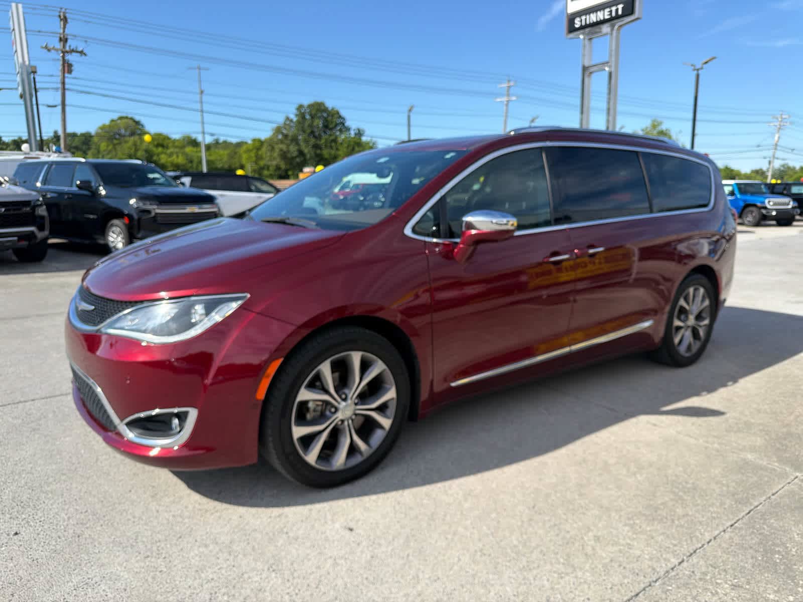 Used 2020 Chrysler Pacifica Limited w/ Tire & Wheel Group FWD image 5