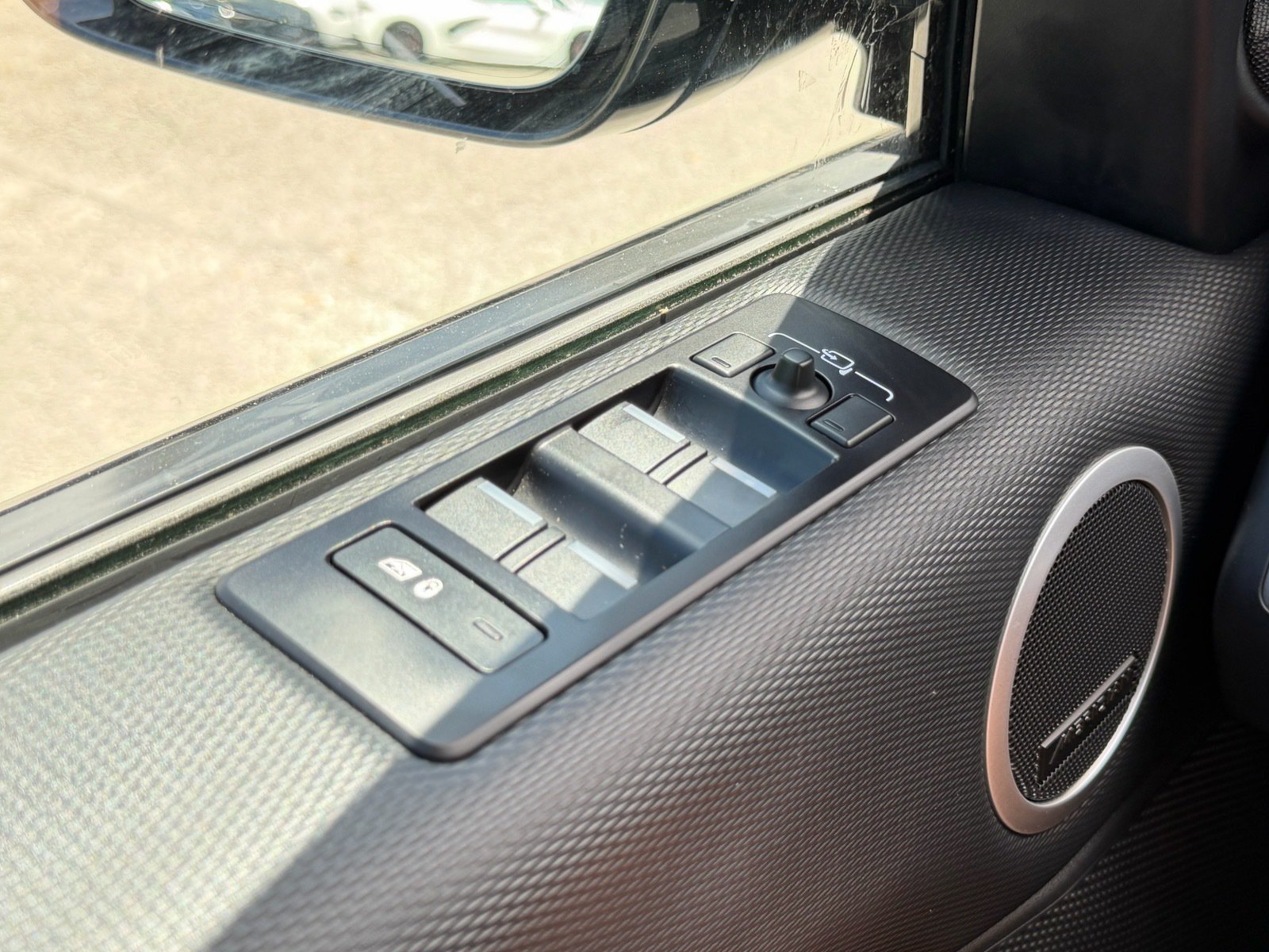 Used 2024 Land Rover Discovery Dynamic SE AWD/4WD image 28