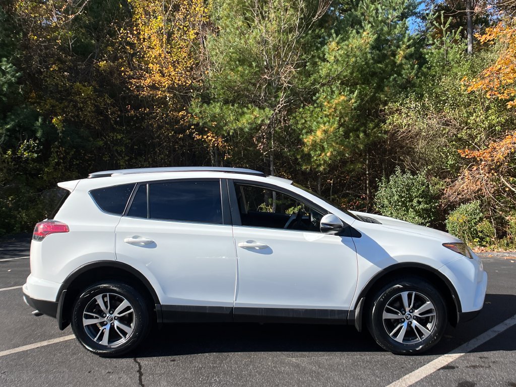 Used 2018 Toyota RAV4 XLE AWD/4WD image 6