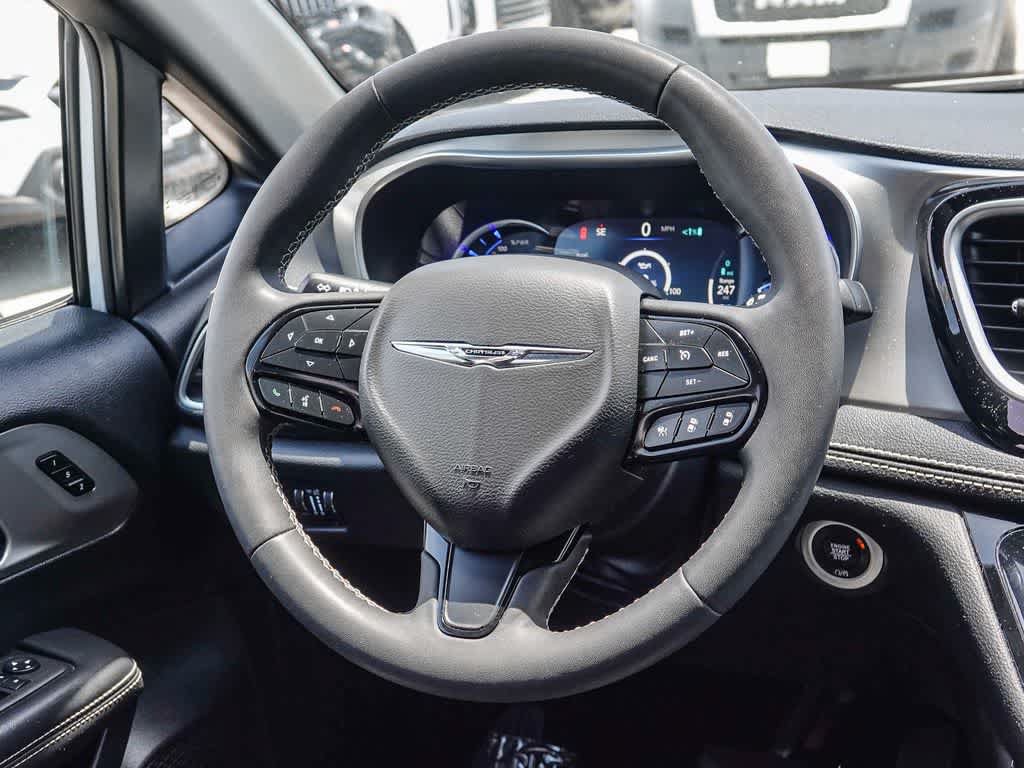 Used 2024 Chrysler Pacifica Premium FWD image 14