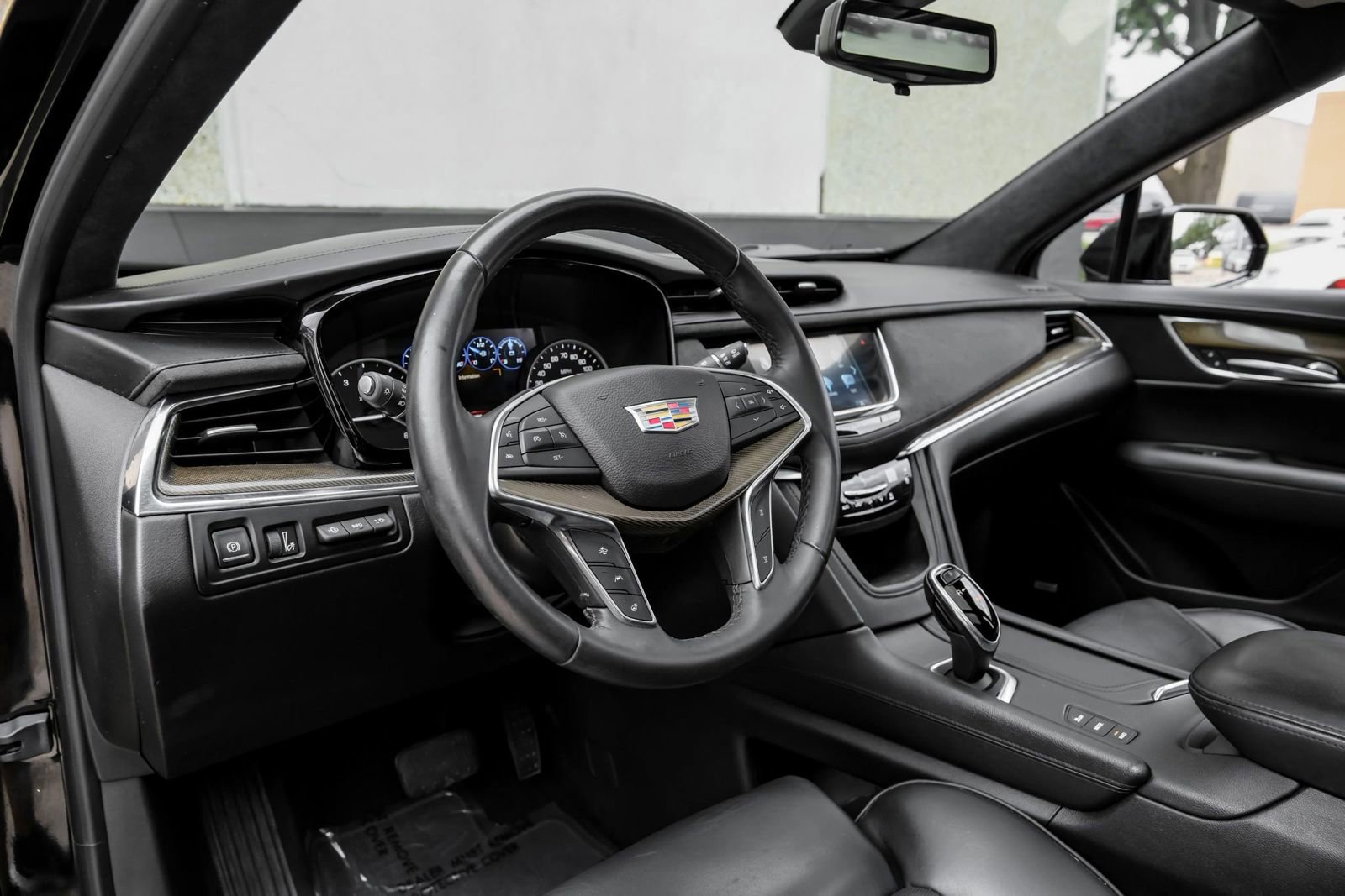Used 2017 Cadillac XT5 Platinum image 2