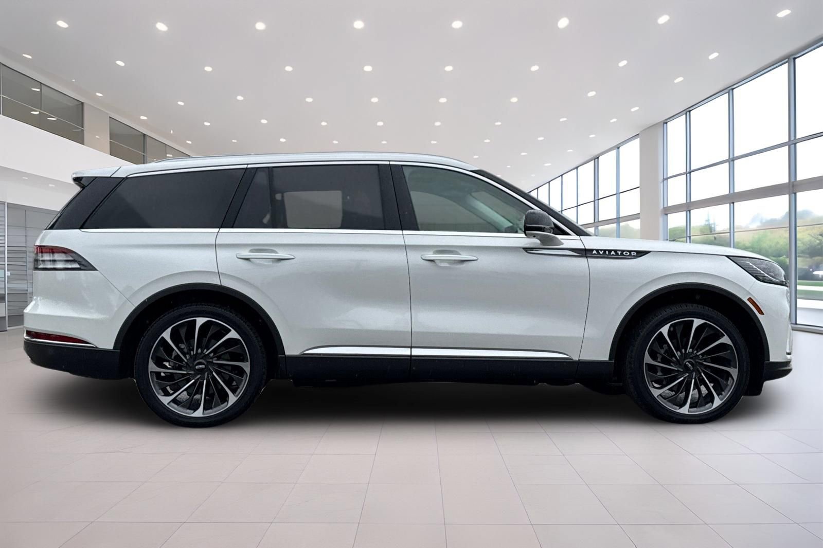 Used 2025 Lincoln Aviator Reserve w/ Luxury Package image 3