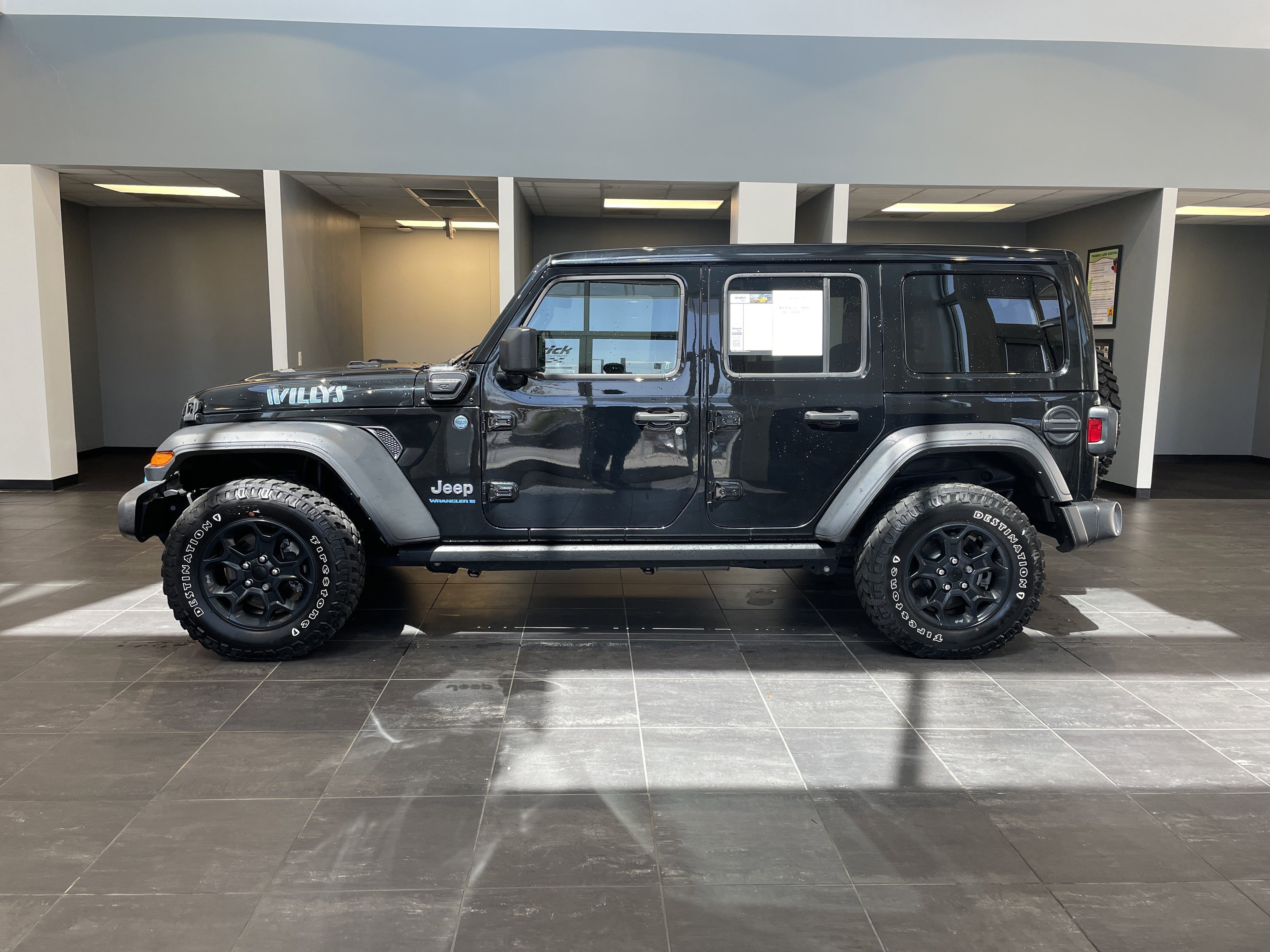 Used 2023 Jeep Wrangler Unlimited w/ Sun & Screen Package image 13