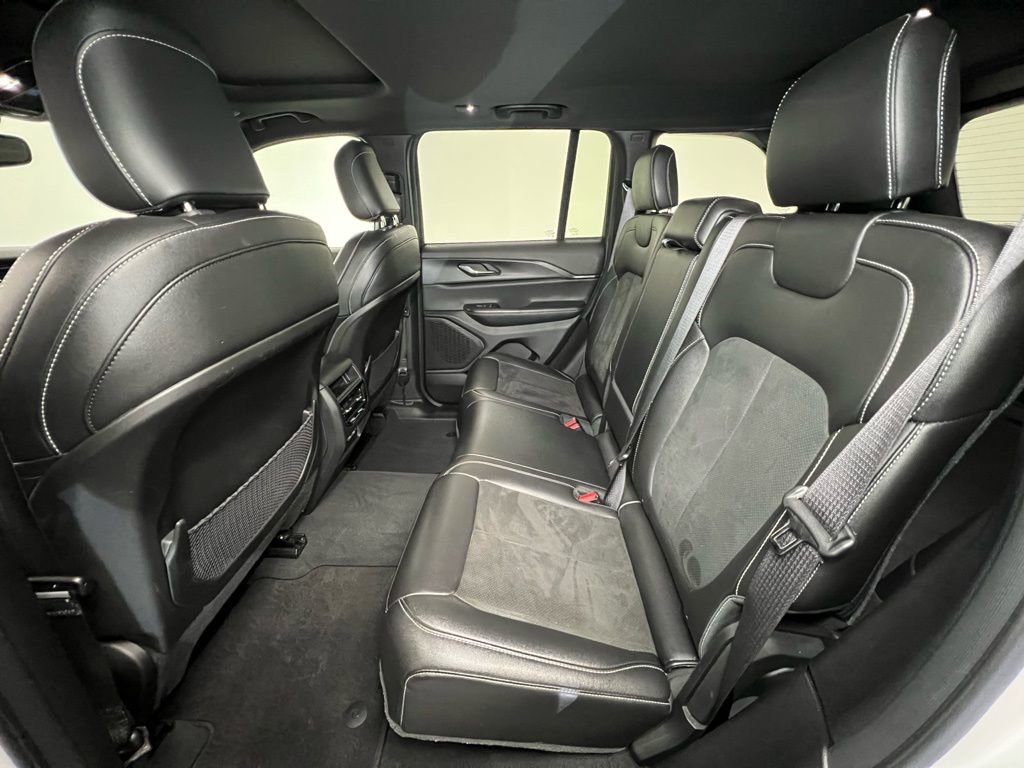 Used 2024 Jeep Grand Cherokee Altitude image 5