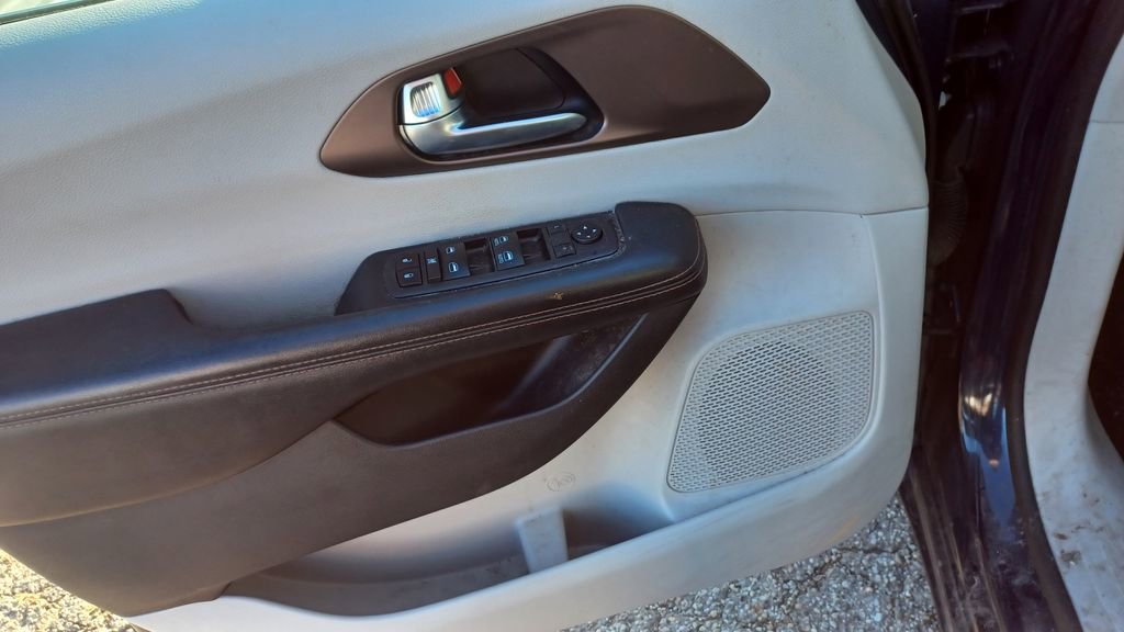 Used 2019 Chrysler Pacifica Touring-L image 5