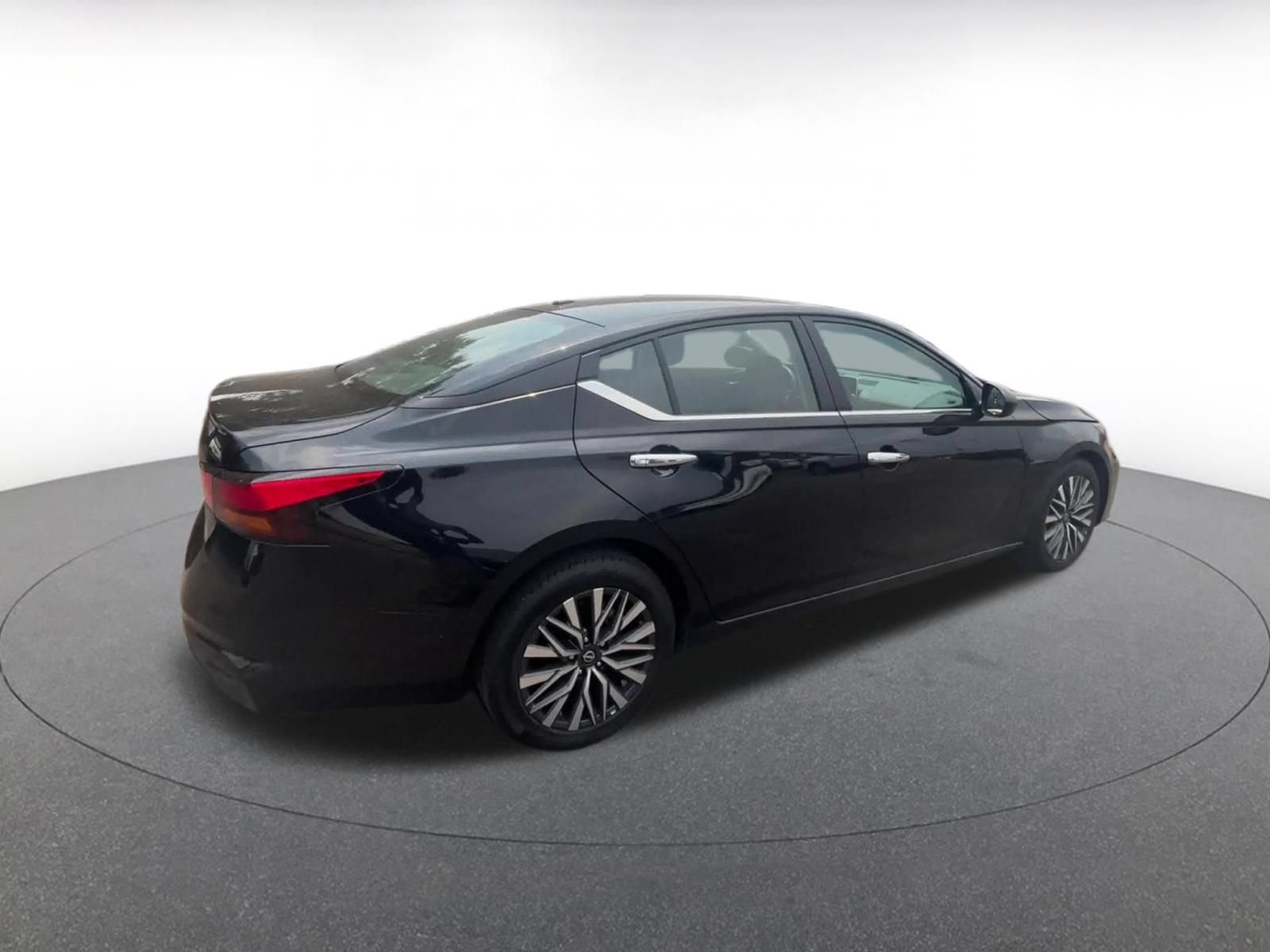 Used 2025 Nissan Altima 2.5 SV FWD image 14