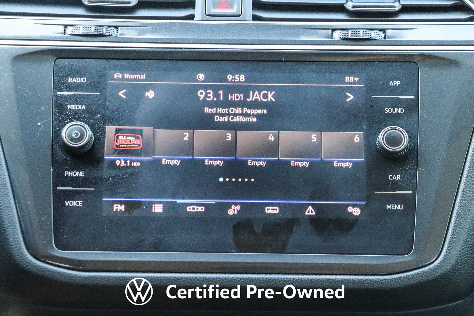 Used 2024 Volkswagen Tiguan SE AWD/4WD image 16