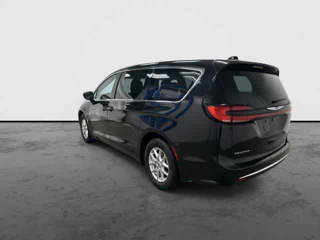 Used 2024 Chrysler Pacifica Touring-L FWD image 2