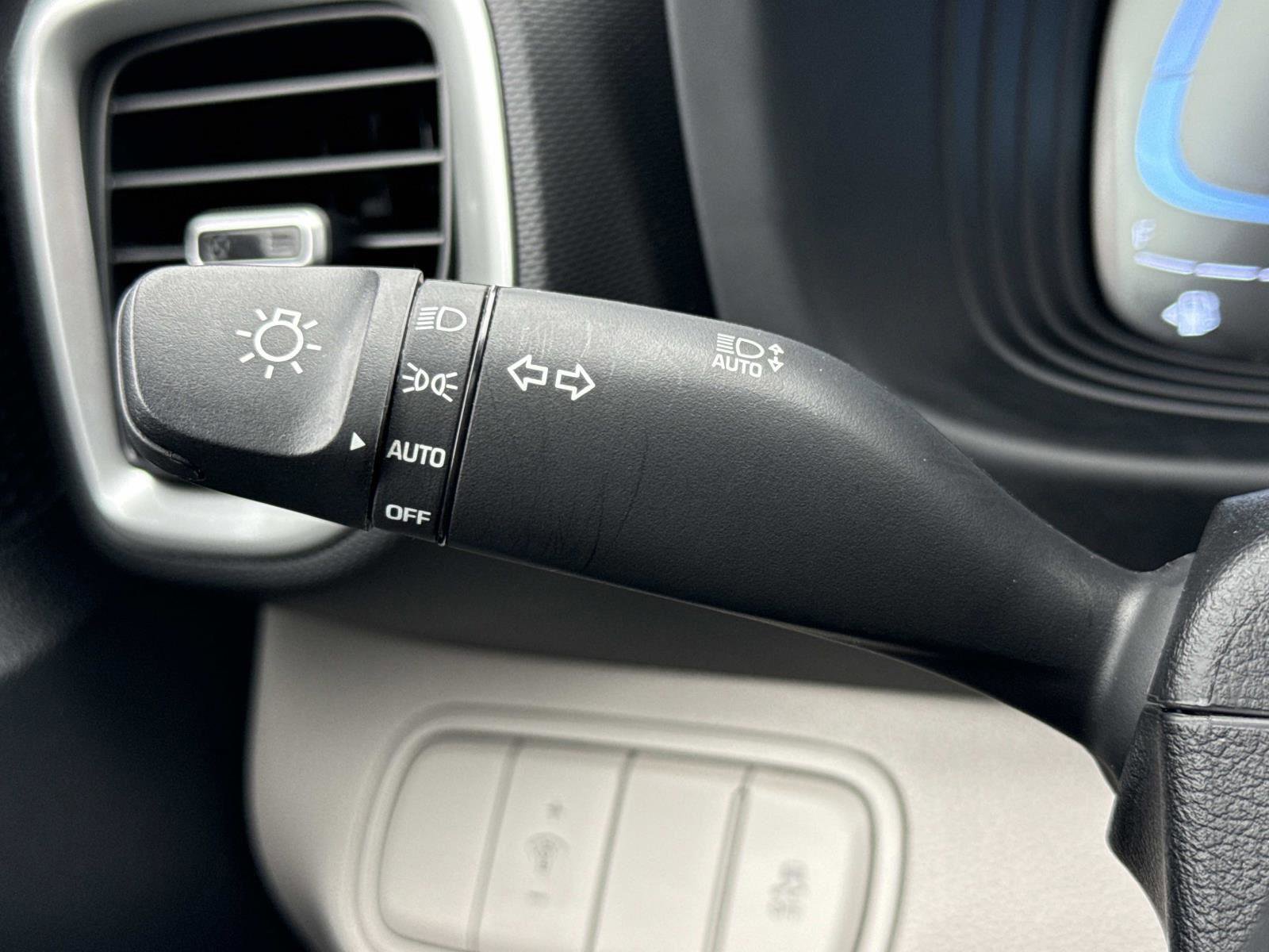 Used 2025 Hyundai Venue SEL image 10