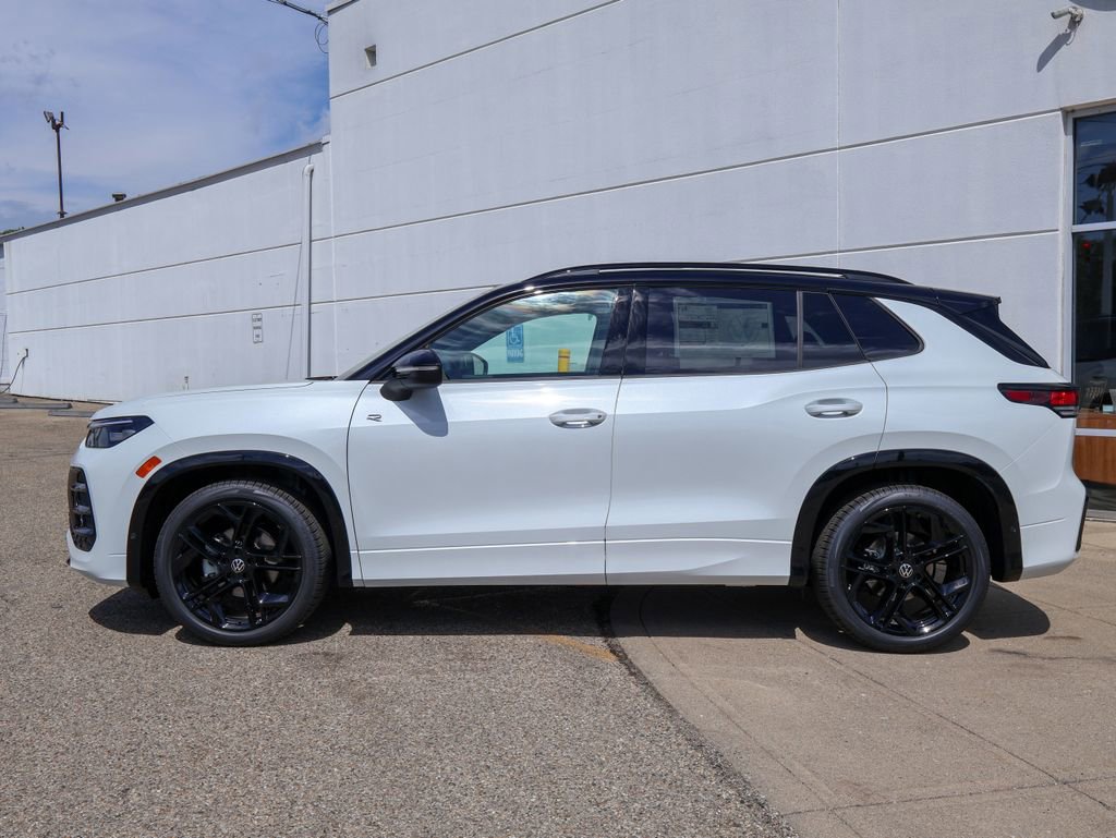 New 2026 Volkswagen Tiguan SE R-Line FWD image 2
