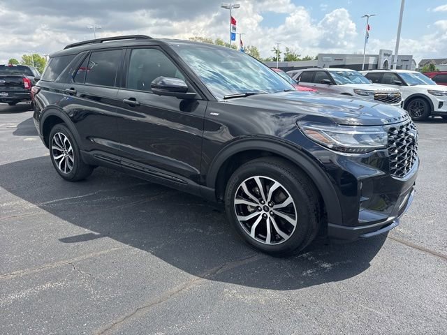 Used 2025 Ford Explorer ST-Line AWD/4WD image 4