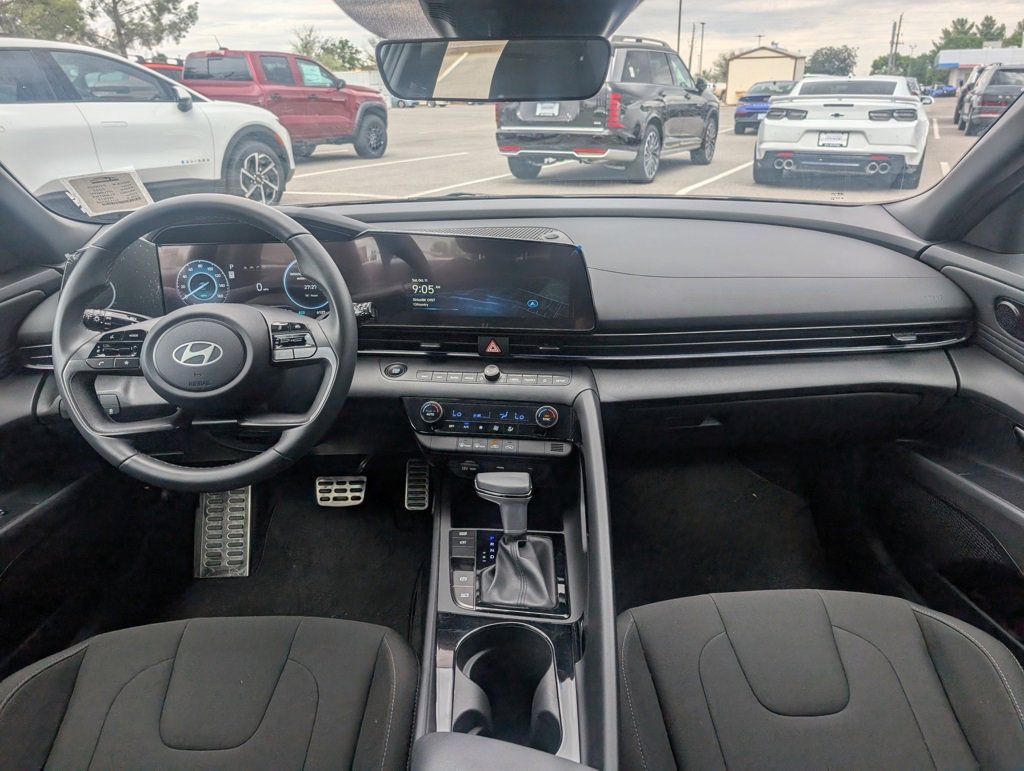 Used 2025 Hyundai Elantra SEL image 14