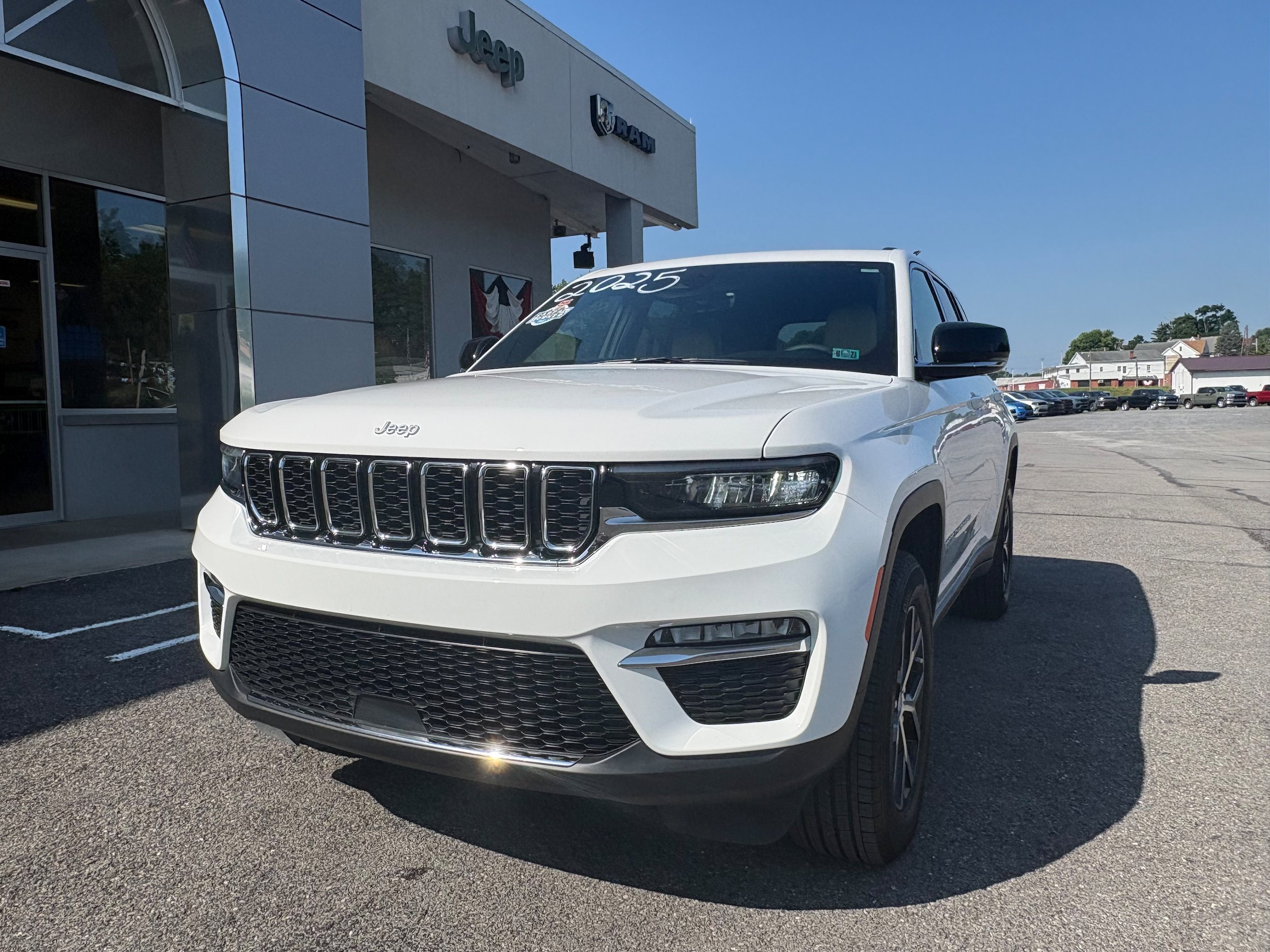 Certified 2025 Jeep Grand Cherokee Limited AWD/4WD image 3