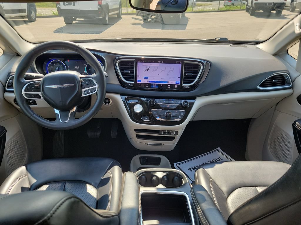 Used 2023 Chrysler Pacifica Touring-L FWD image 9