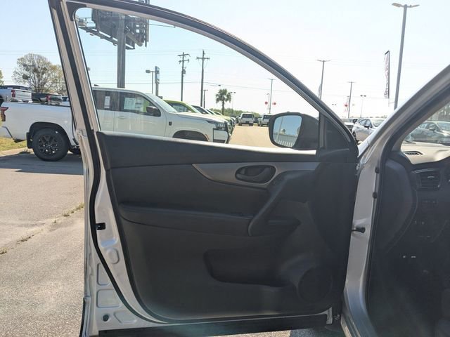 Used 2020 Nissan Rogue Sport S image 11